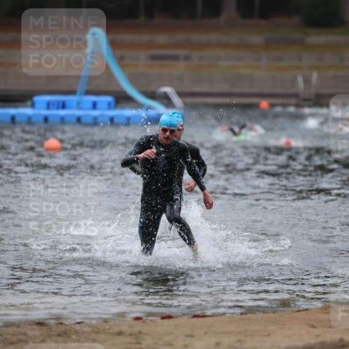 14.09.2025 - Stadtparktriathlon Michael Strokosch http://msf.ph/oto/8863863 14.09.2025 08:49:33 Schwimmen 307, 334 meine-sportfotos.de