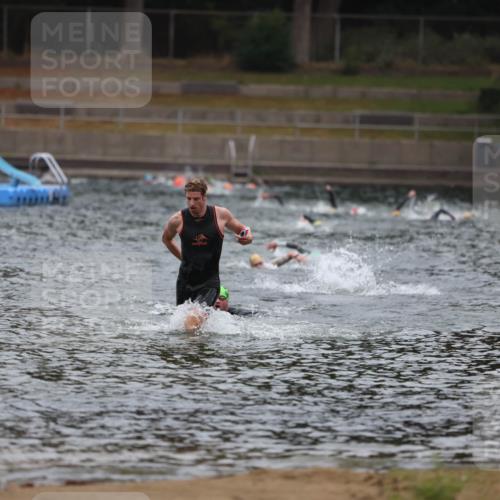14.09.2025 - Stadtparktriathlon Michael Strokosch http://msf.ph/oto/8863914 14.09.2025 08:49:59 Schwimmen 351, 355 meine-sportfotos.de