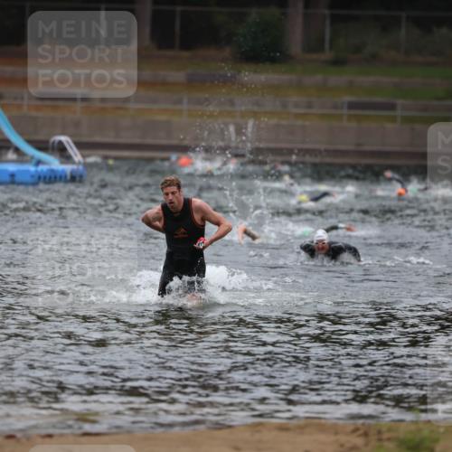 14.09.2025 - Stadtparktriathlon Michael Strokosch http://msf.ph/oto/8863917 14.09.2025 08:49:59 Schwimmen 351, 355 meine-sportfotos.de