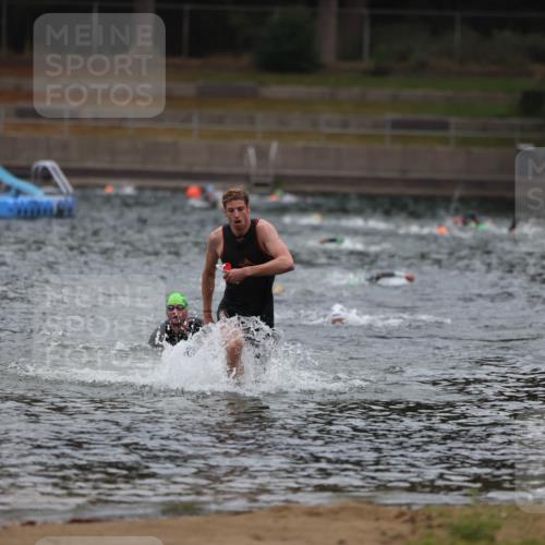 14.09.2025 - Stadtparktriathlon Michael Strokosch http://msf.ph/oto/8863924 14.09.2025 08:50:01 Schwimmen 351, 355 meine-sportfotos.de