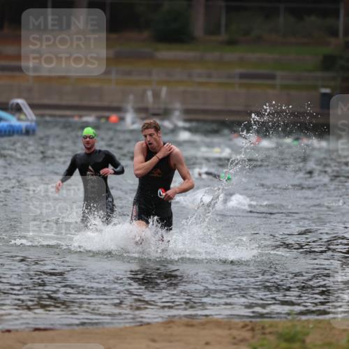 14.09.2025 - Stadtparktriathlon Michael Strokosch http://msf.ph/oto/8863926 14.09.2025 08:50:02 Schwimmen 351, 355 meine-sportfotos.de