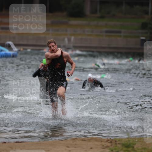 14.09.2025 - Stadtparktriathlon Michael Strokosch http://msf.ph/oto/8863931 14.09.2025 08:50:03 Schwimmen 351, 355 meine-sportfotos.de