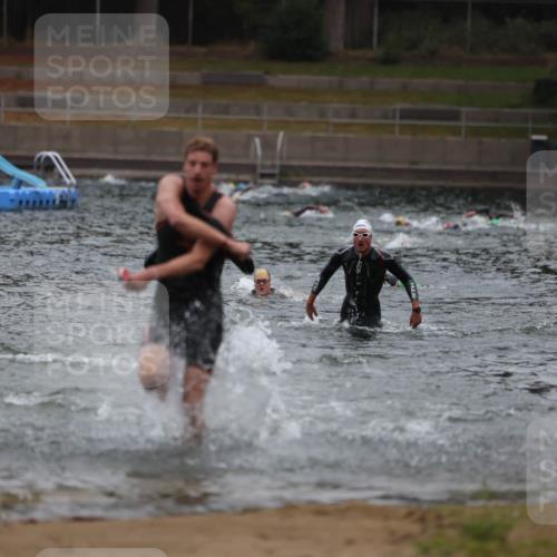 14.09.2025 - Stadtparktriathlon Michael Strokosch http://msf.ph/oto/8863932 14.09.2025 08:50:03 Schwimmen 351, 355 meine-sportfotos.de