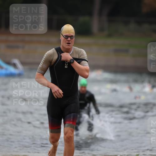 14.09.2025 - Stadtparktriathlon Michael Strokosch http://msf.ph/oto/8864021 14.09.2025 08:50:23 Schwimmen 330, 335 meine-sportfotos.de