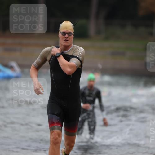 14.09.2025 - Stadtparktriathlon Michael Strokosch http://msf.ph/oto/8864022 14.09.2025 08:50:24 Schwimmen 330, 335 meine-sportfotos.de