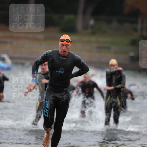 14.09.2025 - Stadtparktriathlon Michael Strokosch http://msf.ph/oto/8864112 14.09.2025 08:50:53 Schwimmen 322, 331, 344, 368, 374, 377 meine-sportfotos.de