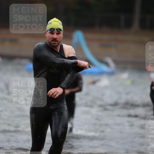 14.09.2025 - Stadtparktriathlon Michael Strokosch http://msf.ph/oto/8864152 14.09.2025 08:51:04 Schwimmen 361, 368, 374, 376 meine-sportfotos.de