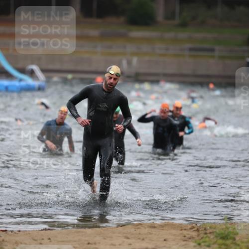 14.09.2025 - Stadtparktriathlon Michael Strokosch http://msf.ph/oto/8864193 14.09.2025 08:51:17 Schwimmen 301, 339, 350 meine-sportfotos.de