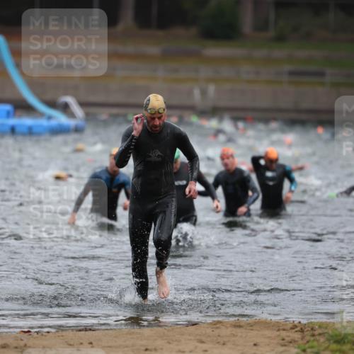 14.09.2025 - Stadtparktriathlon Michael Strokosch http://msf.ph/oto/8864196 14.09.2025 08:51:18 Schwimmen 301, 339, 350 meine-sportfotos.de