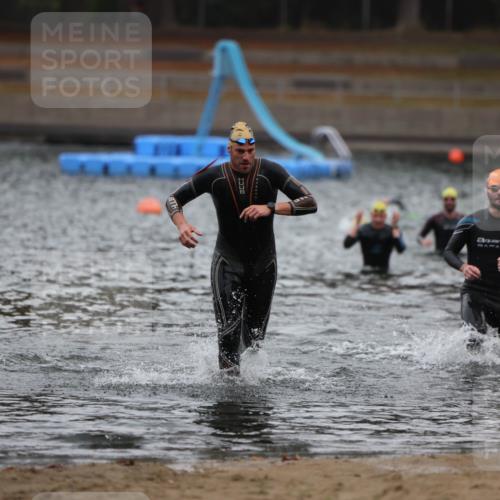 14.09.2025 - Stadtparktriathlon Michael Strokosch http://msf.ph/oto/8864487 14.09.2025 08:52:33 Schwimmen 321, 336, 349 meine-sportfotos.de