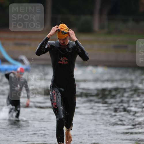 14.09.2025 - Stadtparktriathlon Michael Strokosch http://msf.ph/oto/8864959 14.09.2025 09:00:14 Schwimmen 405, 416 meine-sportfotos.de