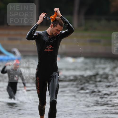 14.09.2025 - Stadtparktriathlon Michael Strokosch http://msf.ph/oto/8864961 14.09.2025 09:00:14 Schwimmen 405, 416 meine-sportfotos.de