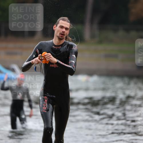14.09.2025 - Stadtparktriathlon Michael Strokosch http://msf.ph/oto/8864962 14.09.2025 09:00:14 Schwimmen 405, 416 meine-sportfotos.de