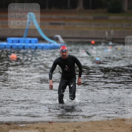 14.09.2025 - Stadtparktriathlon Michael Strokosch http://msf.ph/oto/8864975 14.09.2025 09:00:17 Schwimmen 405, 416 meine-sportfotos.de