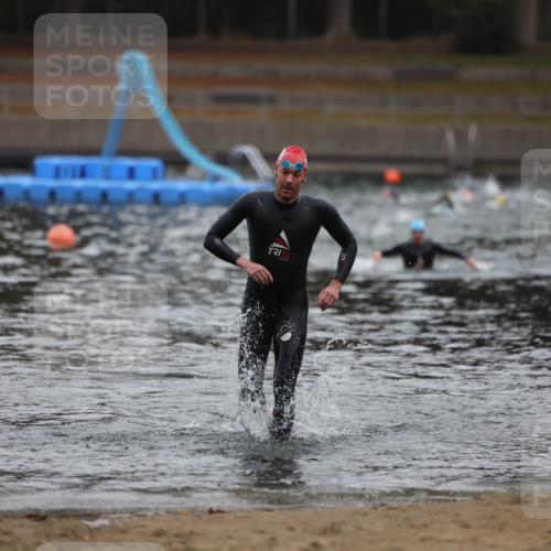 14.09.2025 - Stadtparktriathlon Michael Strokosch http://msf.ph/oto/8864976 14.09.2025 09:00:18 Schwimmen 405, 416 meine-sportfotos.de