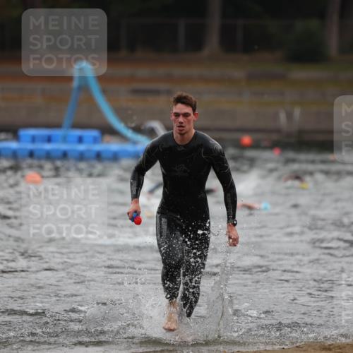 14.09.2025 - Stadtparktriathlon Michael Strokosch http://msf.ph/oto/8865077 14.09.2025 09:01:02 Schwimmen 394, 408, 431 meine-sportfotos.de