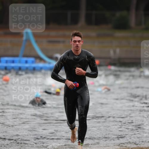 14.09.2025 - Stadtparktriathlon Michael Strokosch http://msf.ph/oto/8865078 14.09.2025 09:01:03 Schwimmen 394, 408, 431 meine-sportfotos.de