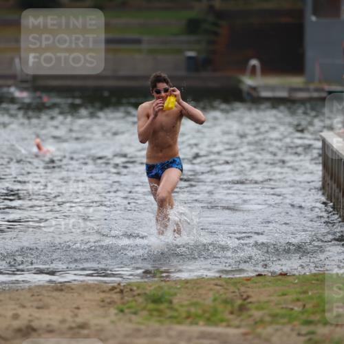 14.09.2025 - Stadtparktriathlon Michael Strokosch http://msf.ph/oto/8866370 14.09.2025 09:42:15 Schwimmen 549 meine-sportfotos.de