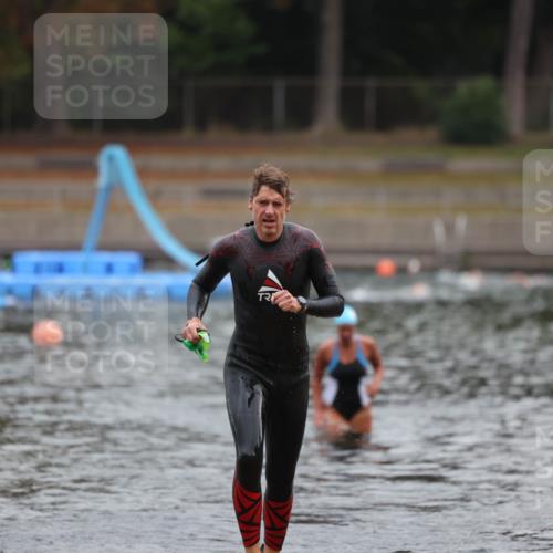14.09.2025 - Stadtparktriathlon Michael Strokosch http://msf.ph/oto/8866513 14.09.2025 09:44:12 Schwimmen 512, 548 meine-sportfotos.de
