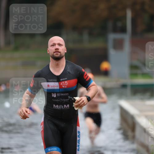 14.09.2025 - Stadtparktriathlon Michael Strokosch http://msf.ph/oto/8868670 14.09.2025 10:33:41 Schwimmen 765, 818 meine-sportfotos.de