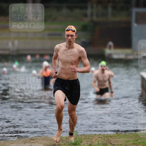 14.09.2025 - Stadtparktriathlon Michael Strokosch http://msf.ph/oto/8868677 14.09.2025 10:33:44 Schwimmen 754, 765, 818 meine-sportfotos.de