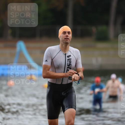 14.09.2025 - Stadtparktriathlon Michael Strokosch http://msf.ph/oto/8868855 14.09.2025 10:35:25 Schwimmen 760 meine-sportfotos.de