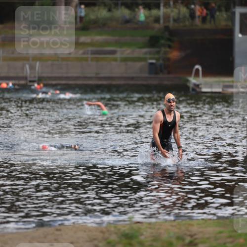 14.09.2025 - Stadtparktriathlon Michael Strokosch http://msf.ph/oto/8868898 14.09.2025 10:48:36 Schwimmen 823 meine-sportfotos.de