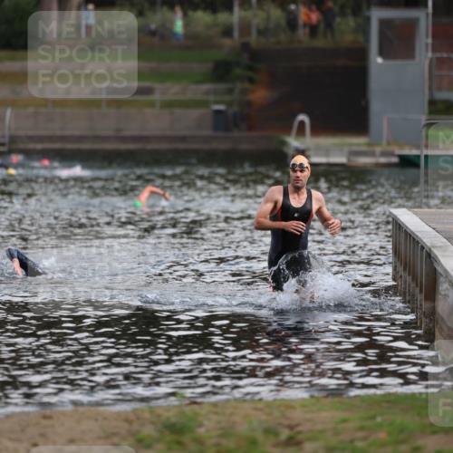 14.09.2025 - Stadtparktriathlon Michael Strokosch http://msf.ph/oto/8868899 14.09.2025 10:48:37 Schwimmen 823 meine-sportfotos.de