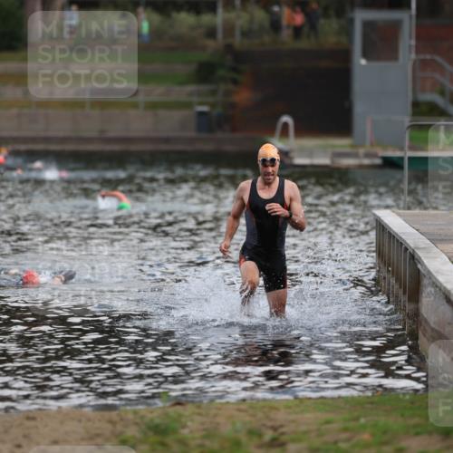 14.09.2025 - Stadtparktriathlon Michael Strokosch http://msf.ph/oto/8868901 14.09.2025 10:48:38 Schwimmen 823 meine-sportfotos.de