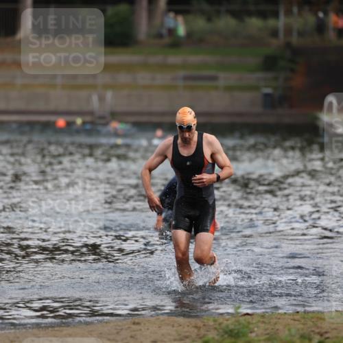 14.09.2025 - Stadtparktriathlon Michael Strokosch http://msf.ph/oto/8868906 14.09.2025 10:48:41 Schwimmen 823, 880 meine-sportfotos.de