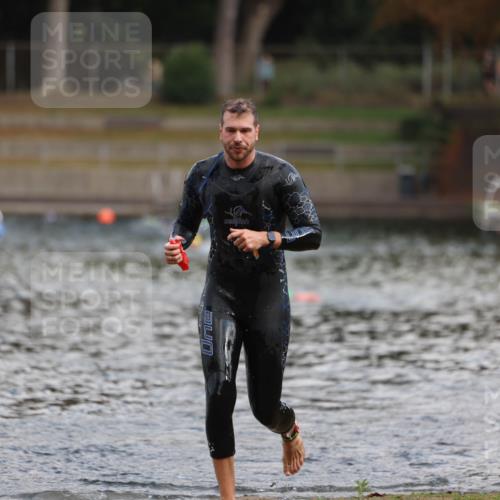 14.09.2025 - Stadtparktriathlon Michael Strokosch http://msf.ph/oto/8868928 14.09.2025 10:48:48 Schwimmen 823, 880 meine-sportfotos.de