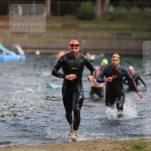 14.09.2025 - Stadtparktriathlon Michael Strokosch http://msf.ph/oto/8869051 14.09.2025 10:50:11 Schwimmen 831, 909 meine-sportfotos.de