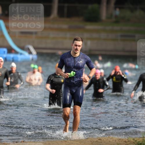 14.09.2025 - Stadtparktriathlon Michael Strokosch http://msf.ph/oto/8869252 14.09.2025 10:51:52 Schwimmen 827, 835, 848, 859, 917 meine-sportfotos.de