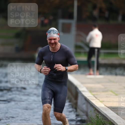 14.09.2025 - Stadtparktriathlon Michael Strokosch http://msf.ph/oto/8869457 14.09.2025 10:53:05 Schwimmen 822, 854 meine-sportfotos.de