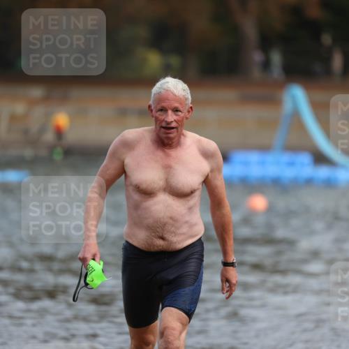 14.09.2025 - Stadtparktriathlon Michael Strokosch http://msf.ph/oto/8869474 14.09.2025 10:53:14 Schwimmen 854, 902 meine-sportfotos.de