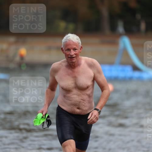 14.09.2025 - Stadtparktriathlon Michael Strokosch http://msf.ph/oto/8869479 14.09.2025 10:53:15 Schwimmen 854, 902 meine-sportfotos.de