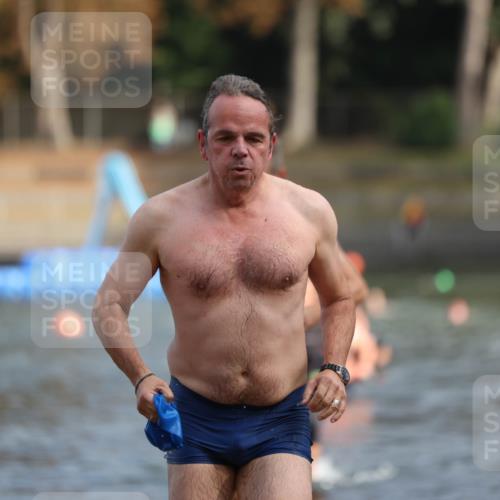 14.09.2025 - Stadtparktriathlon Michael Strokosch http://msf.ph/oto/8869613 14.09.2025 10:54:38 Schwimmen 843, 876, 895, 900 meine-sportfotos.de