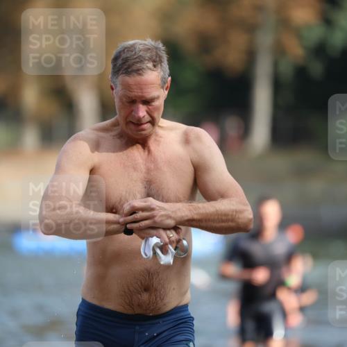 14.09.2025 - Stadtparktriathlon Michael Strokosch http://msf.ph/oto/8869620 14.09.2025 10:54:40 Schwimmen 843, 876, 895, 900 meine-sportfotos.de