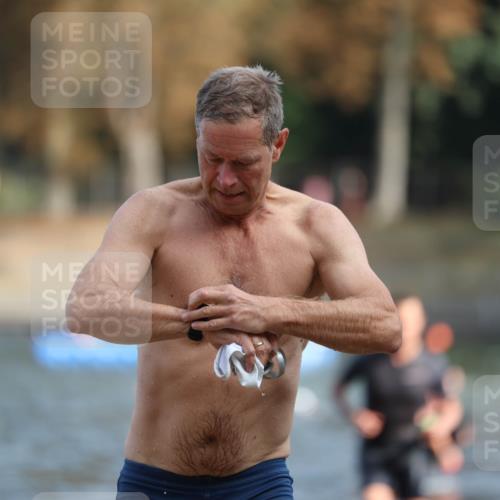 14.09.2025 - Stadtparktriathlon Michael Strokosch http://msf.ph/oto/8869622 14.09.2025 10:54:40 Schwimmen 843, 876, 895, 900 meine-sportfotos.de