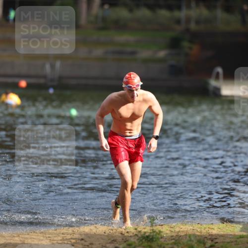 14.09.2025 - Stadtparktriathlon Michael Strokosch http://msf.ph/oto/8869674 14.09.2025 10:55:33 Schwimmen 828, 890, 911 meine-sportfotos.de