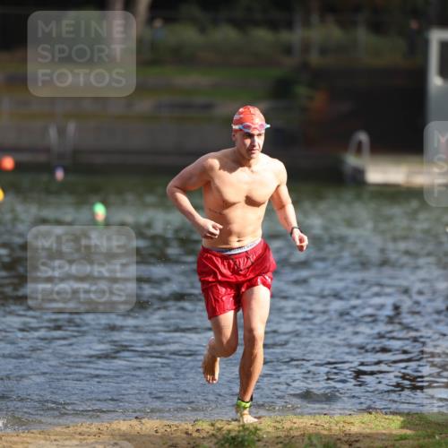 14.09.2025 - Stadtparktriathlon Michael Strokosch http://msf.ph/oto/8869675 14.09.2025 10:55:34 Schwimmen 828, 890, 911 meine-sportfotos.de