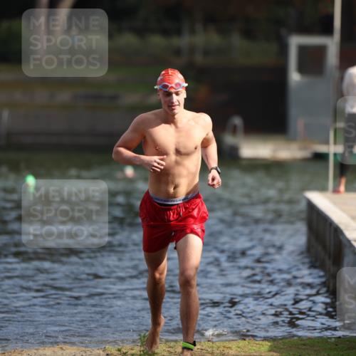 14.09.2025 - Stadtparktriathlon Michael Strokosch http://msf.ph/oto/8869679 14.09.2025 10:55:34 Schwimmen 828, 890, 911 meine-sportfotos.de
