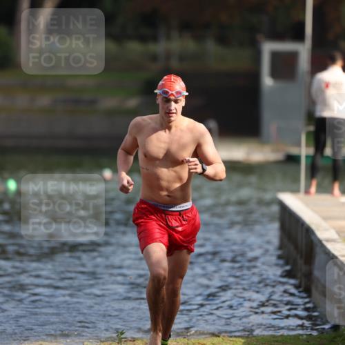 14.09.2025 - Stadtparktriathlon Michael Strokosch http://msf.ph/oto/8869680 14.09.2025 10:55:35 Schwimmen 828, 890, 911 meine-sportfotos.de