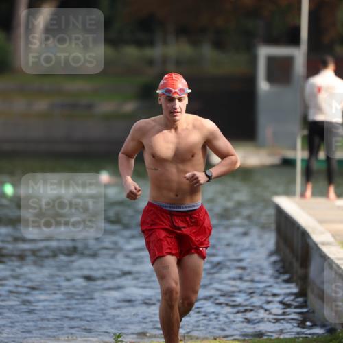 14.09.2025 - Stadtparktriathlon Michael Strokosch http://msf.ph/oto/8869682 14.09.2025 10:55:35 Schwimmen 828, 890, 911 meine-sportfotos.de