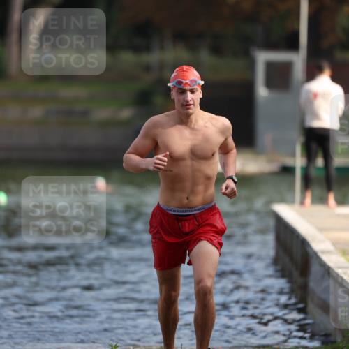 14.09.2025 - Stadtparktriathlon Michael Strokosch http://msf.ph/oto/8869685 14.09.2025 10:55:35 Schwimmen 828, 890, 911 meine-sportfotos.de
