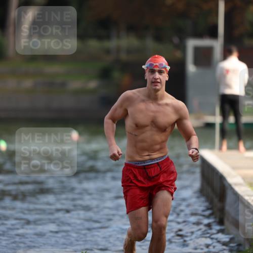 14.09.2025 - Stadtparktriathlon Michael Strokosch http://msf.ph/oto/8869686 14.09.2025 10:55:35 Schwimmen 828, 890, 911 meine-sportfotos.de