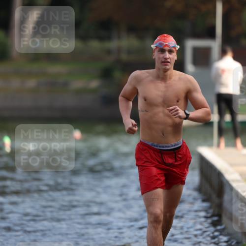 14.09.2025 - Stadtparktriathlon Michael Strokosch http://msf.ph/oto/8869688 14.09.2025 10:55:36 Schwimmen 828, 890, 911 meine-sportfotos.de
