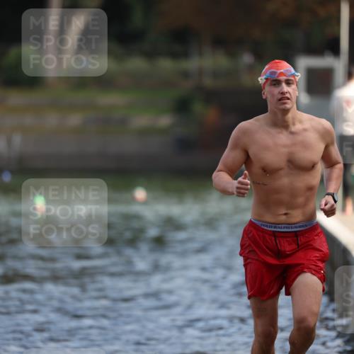 14.09.2025 - Stadtparktriathlon Michael Strokosch http://msf.ph/oto/8869689 14.09.2025 10:55:36 Schwimmen 828, 890, 911 meine-sportfotos.de