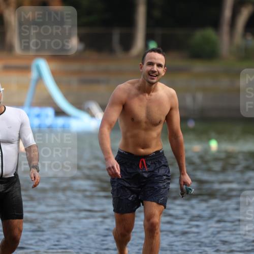 14.09.2025 - Stadtparktriathlon Michael Strokosch http://msf.ph/oto/8869691 14.09.2025 10:55:37 Schwimmen 828, 890, 911 meine-sportfotos.de