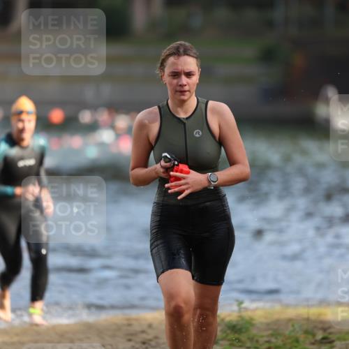 14.09.2025 - Stadtparktriathlon Michael Strokosch http://msf.ph/oto/8869999 14.09.2025 11:10:56 Schwimmen 950, 968, 995 meine-sportfotos.de